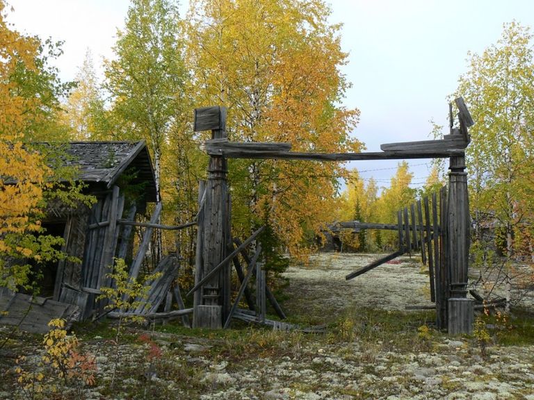 Ворота одного из исправительно-трудовых лагерей вдоль Северной железной дороги Ворота одного из исправительно-трудовых лагерей вдоль Северной железной дороги