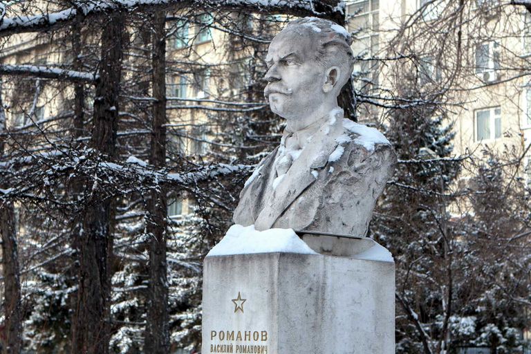 Памятник председателю исполкома Новониколаевского совета рабочих и крестьян Василию Романову Памятник председателю исполкома Новониколаевского совета рабочих и крестьян Василию Романову