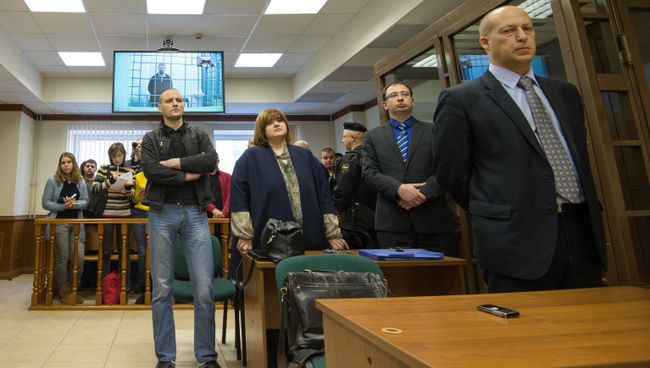 Слушания по жалобе защиты оппозиционеров Сергея Удальцова и Леонида Развозжаева. Фото с места события Слушания по жалобе защиты оппозиционеров Сергея Удальцова и Леонида Развозжаева. Фото с места события