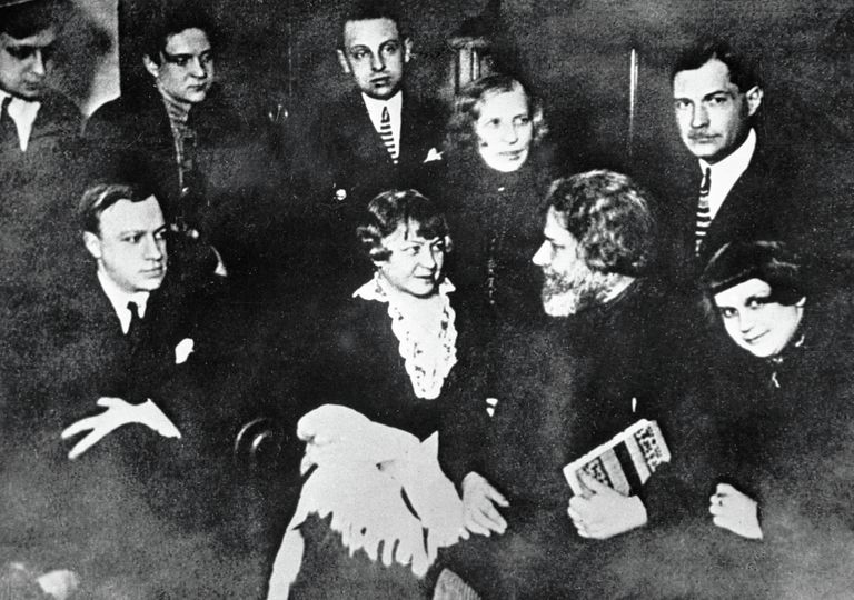 Деятели искусства и культуры. 2-й ряд слева направо: неизвестный, Всеволод Рождественский, Антон Шварц, Елизавета Кругликова, Евгений Замятин. 1927 год Деятели искусства и культуры. 2-й ряд слева направо: неизвестный, Всеволод Рождественский, Антон Шварц, Елизавета Кругликова, Евгений Замятин. 1927 год