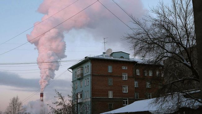 Дымящаяся труба ТЭЦ. Архивное фото