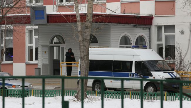 Мужчина открыл стрельбу в московской школе, фото с места события Мужчина открыл стрельбу в московской школе, фото с места события