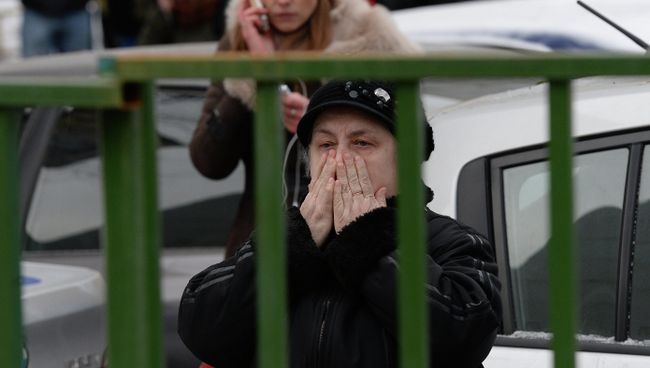 Родители учеников московской школы № 263, куда проник вооруженный старшеклассник - учащийся школы. Родители учеников московской школы № 263, куда проник вооруженный старшеклассник - учащийся школы.