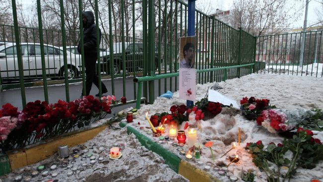 Цветы на месте трагедии у московской школы 263 Цветы на месте трагедии у московской школы 263