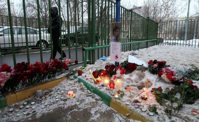 Цветы на месте трагедии у московской школы 263