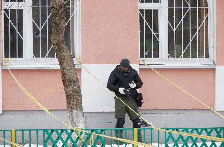 Сотрудники следственного комитета России возле московской школы № 263, куда проник вооруженный старшеклассник - учащийся школы.