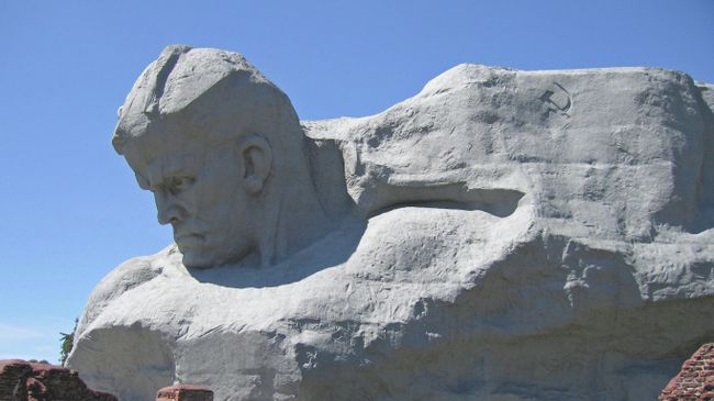 Монумент Мужество мемориального комплекса Брестская крепость-герой Монумент Мужество мемориального комплекса Брестская крепость-герой
