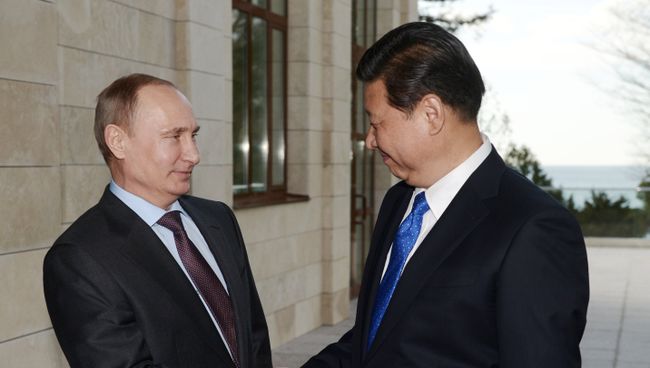 Президент России Владимир Путин и прибывший на Олимпиаду председатель КНР Си Цзиньпин во время встречи в резиденции Бочаров Ручей. Фото с места события