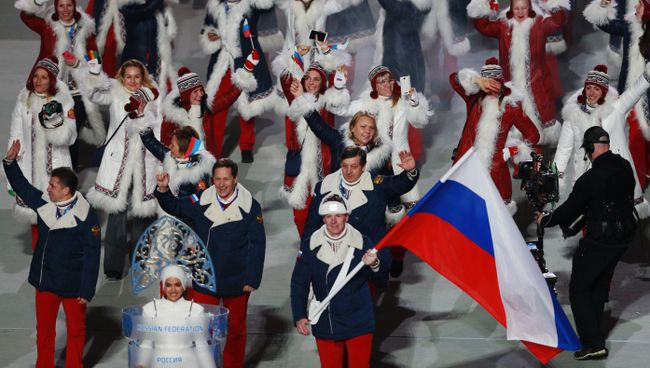 Знаменосец сборной России Александр Зубков во время парада атлетов и членов национальных делегаций на церемонии открытия XXII зимних Олимпийских игр в Сочи.
