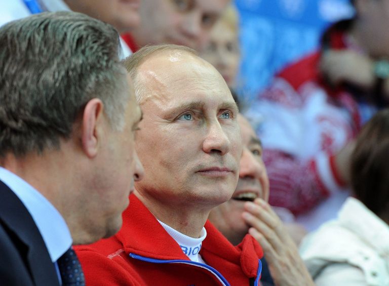 Президент России Владимир Путин (в центре) и министр спорта РФ Виталий Мутко во время посещения соревнований по фигурному катанию на XXII зимних Олимпийских играх в Сочи. Президент России Владимир Путин (в центре) и министр спорта РФ Виталий Мутко во время посещения соревнований по фигурному катанию на XXII зимних Олимпийских играх в Сочи.