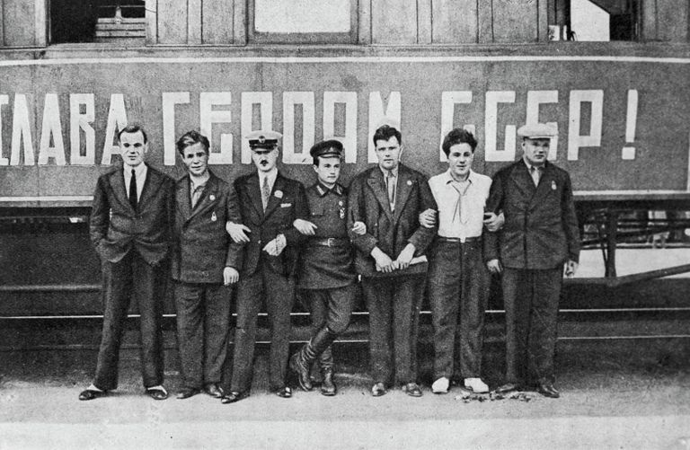 Первые Герои Советского Союза: Сигизмунд Леваневский, Василий Молоков, Маврикий Слепнев, Николай Каманин, Михаил Водопьянов, Анатолий Ляпидевский, Иван Доронин Первые Герои Советского Союза: Сигизмунд Леваневский, Василий Молоков, Маврикий Слепнев, Николай Каманин, Михаил Водопьянов, Анатолий Ляпидевский, Иван Доронин
