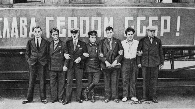 Первые Герои Советского Союза: Сигизмунд Леваневский, Василий Молоков, Маврикий Слепнев, Николай Каманин, Михаил Водопьянов, Анатолий Ляпидевский, Иван Доронин Первые Герои Советского Союза: Сигизмунд Леваневский, Василий Молоков, Маврикий Слепнев, Николай Каманин, Михаил Водопьянов, Анатолий Ляпидевский, Иван Доронин