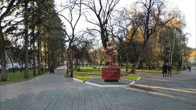 Эскиз расположения Памятника женщине и подростку, ковавшим Победу в тылу на Новособорной площади в Томске Эскиз расположения Памятника женщине и подростку, ковавшим Победу в тылу на Новособорной площади в Томске