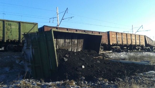 Вагоны с углем, сошедшие с рельсов. Архивное фото Вагоны с углем, сошедшие с рельсов. Архивное фото