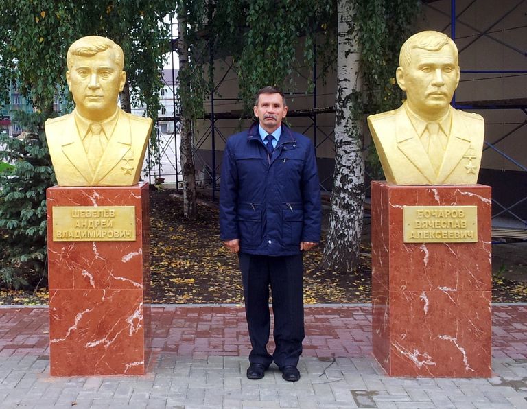 Вячеслав Бочаров у своего бюста на Аллее Героев в Рязанском училище ВДВ