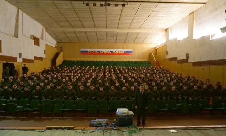 Вячеслав Бочаров после выступления перед курсантами танкового училища