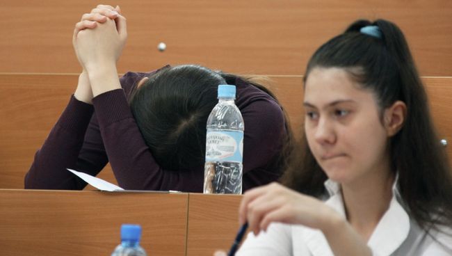 Абитуриенты во время вступительных экзаменов, архивное фото Абитуриенты во время вступительных экзаменов, архивное фото