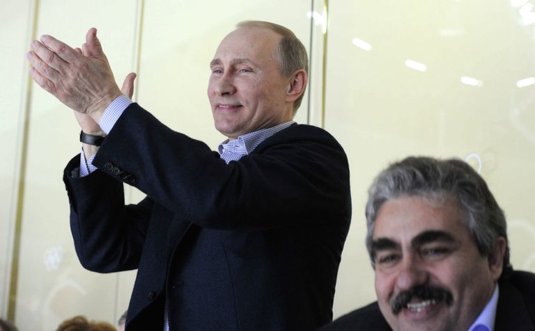 15 февраля 2014. Президент России Владимир Путин (слева) в ледовом дворце Большой во время матча по хоккею сборной России со сборной США в предварительном раунде ХХII зимних Олимпийских игр. 15 февраля 2014. Президент России Владимир Путин (слева) в ледовом дворце Большой во время матча по хоккею сборной России со сборной США в предварительном раунде ХХII зимних Олимпийских игр.