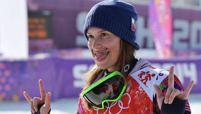 Ева Самкова (Чехия), завоевавшая золотую медаль на соревнованиях по сноуборду среди женщин на XXII зимних Олимпийских играх в Сочи