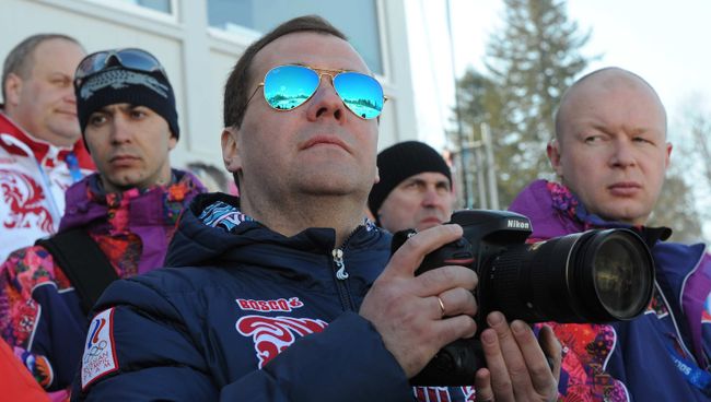 Председатель правительства России Дмитрий Медведев (на первом плане) на трибуне в лыжно-биатлонном комплексе Лаура во время мужской эстафеты по лыжным гонкам на XXII зимних Олимпийских играх в Сочи Председатель правительства России Дмитрий Медведев (на первом плане) на трибуне в лыжно-биатлонном комплексе Лаура во время мужской эстафеты по лыжным гонкам на XXII зимних Олимпийских играх в Сочи
