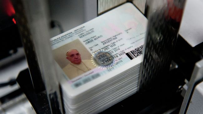 Новое удостоверение личности Папы Римского Франциска, оформленное аргентинским МВД