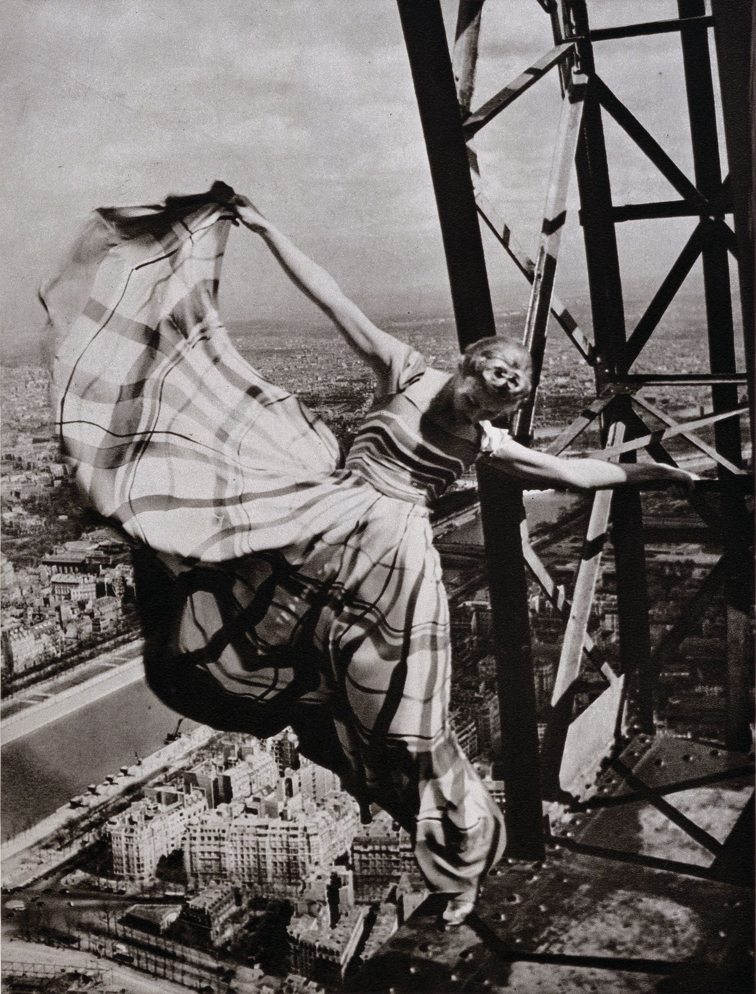 Эрвин Блюменфельд. Лиза Фонсагривс на Эйфелевой башне Париж, 1939. Винтажная серебряно-желатиновая печать. Modernism Inc., San Francisco Эрвин Блюменфельд. Лиза Фонсагривс на Эйфелевой башне Париж, 1939. Винтажная серебряно-желатиновая печать. Modernism Inc., San Francisco - РИА Новости, 1920, 08.10.2025