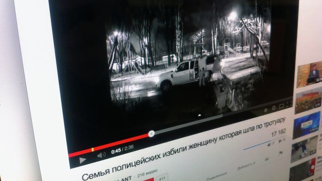 Видезапись, где толкают на тротуаре девушку с маленьким ребенком в коляске, архивное фото Видезапись, где толкают на тротуаре девушку с маленьким ребенком в коляске, архивное фото