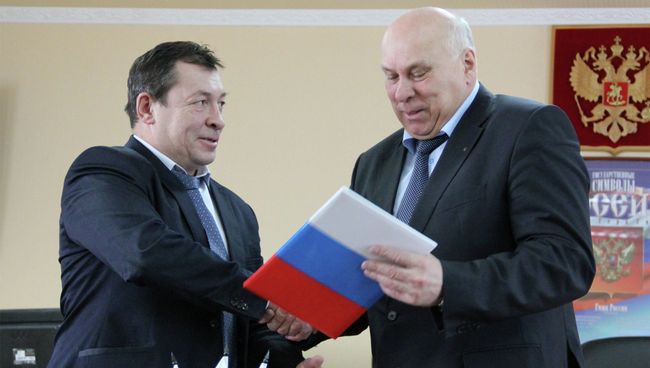 Глава Парабельского района Томской области Александр Карлов и генеральный директор ОАО Томскнефть ВНК Владимир Пальцев (слева) подписали соглашение о сотрудничестве, фото с места событий Глава Парабельского района Томской области Александр Карлов и генеральный директор ОАО Томскнефть ВНК Владимир Пальцев (слева) подписали соглашение о сотрудничестве, фото с места событий