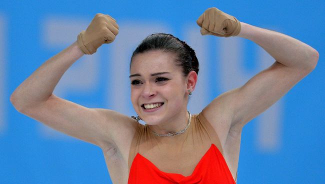 Аделина Сотникова (Россия) выступает в короткой программе женского одиночного катания на соревнованиях по фигурному катанию 