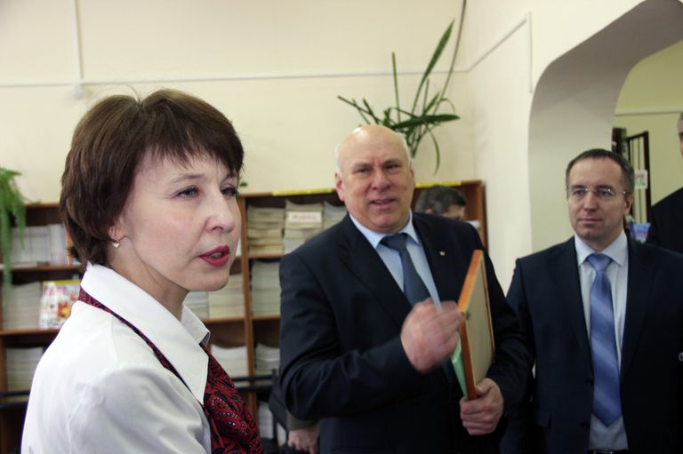 Любовь Павленко, директор библиотеки в селе Каргасок Томской области и Владимир Пальцев, генеральный директор ОАО Томскнефть ВНК Любовь Павленко, директор библиотеки в селе Каргасок Томской области и Владимир Пальцев, генеральный директор ОАО Томскнефть ВНК