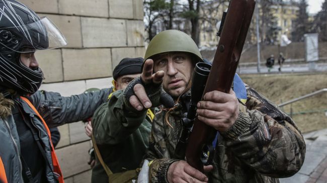 Сторонники оппозиции с оружием на площади Независимости в Киеве Сторонники оппозиции с оружием на площади Независимости в Киеве