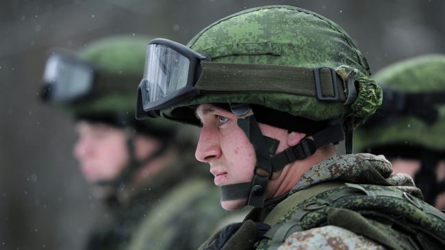 Военнослужащий демонстрируют боевую экипировку Ратник. Архивное фото Военнослужащий демонстрируют боевую экипировку Ратник. Архивное фото