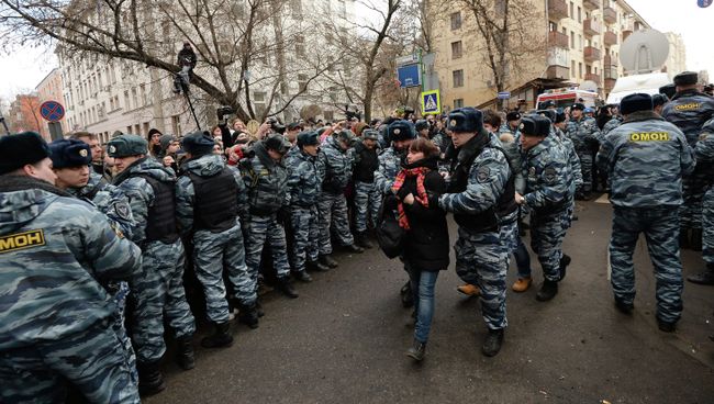 Сотрудники полиции у здания Замоскворецкого суда Москвы, архивное фото
