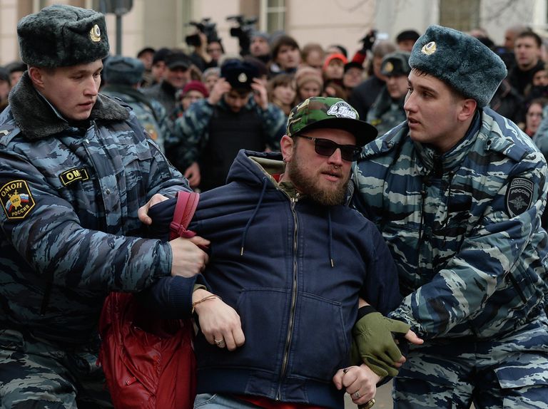 Сотрудники полиции задерживают сторонника оппозиции у здания Замоскворецкого суда Москвы