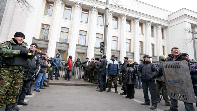 У здания Верховной Рады Украины в Киеве. 22 февраля 2014. Фото с места события У здания Верховной Рады Украины в Киеве. 22 февраля 2014. Фото с места события