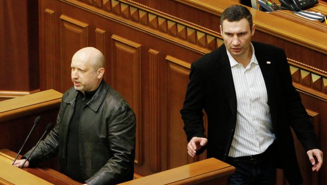 Новый спикер Верховной Рады Украины Александр Турчинов и лидер украинской оппозиции Виталий Кличко во время сессии украинского парламента в Киеве 22 февраля 2014. Фото с места событий Новый спикер Верховной Рады Украины Александр Турчинов и лидер украинской оппозиции Виталий Кличко во время сессии украинского парламента в Киеве 22 февраля 2014. Фото с места событий