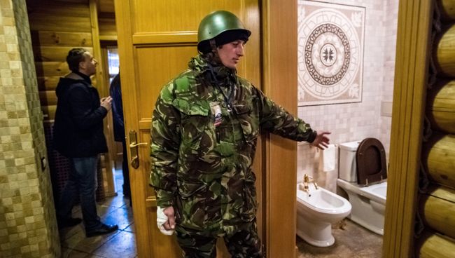 Сторонники оппозиции во внутренних помещениях оставленной резиденции президента Украины Виктора Януковича Межигорье. Архивное фото. Сторонники оппозиции во внутренних помещениях оставленной резиденции президента Украины Виктора Януковича Межигорье. Архивное фото.