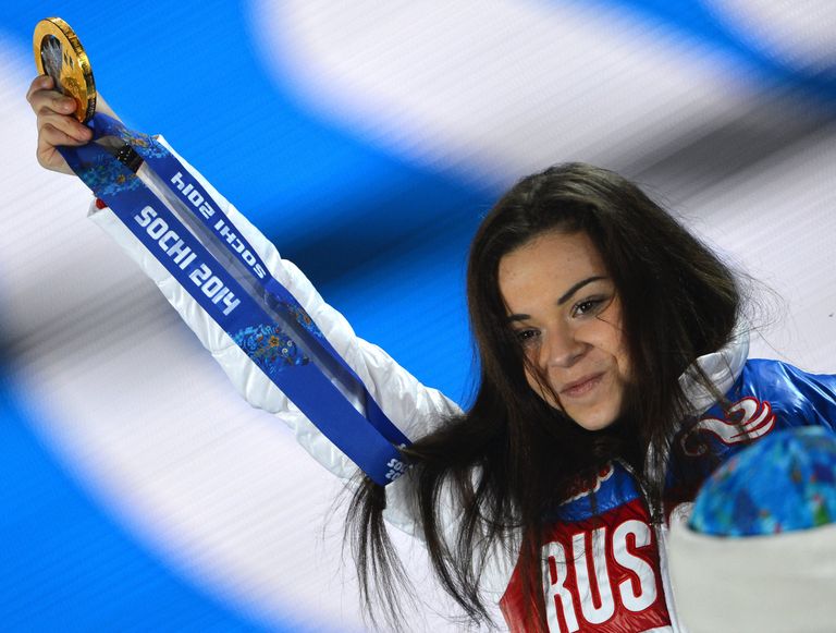Аделина Сотникова (Россия), завоевавшая золотую медаль на соревнованиях по фигурному катанию в женском одиночном катании