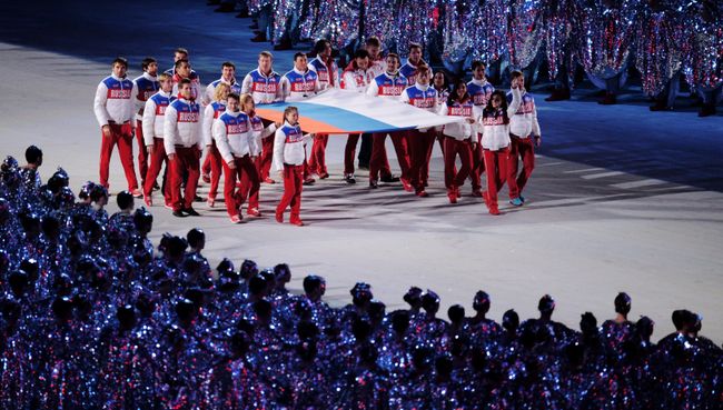 Российские медалисты выносят российский флаг во время церемонии закрытия XXII зимних Олимпийских игр в Сочи Российские медалисты выносят российский флаг во время церемонии закрытия XXII зимних Олимпийских игр в Сочи