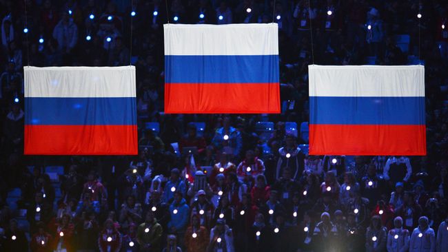Флаги России во время награждения призеров масс-старта в соревнованиях по лыжным гонкам среди мужчин 
