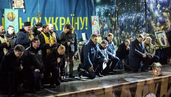 Лидеры оппозиции на площади Независимости во время траурного мероприятия преклонили колени в память о погибших в результате антиправительственной акции протеста Лидеры оппозиции на площади Независимости во время траурного мероприятия преклонили колени в память о погибших в результате антиправительственной акции протеста