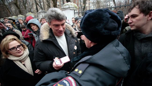 Сопредседатель партии РПР-Парнас Борис Немцов у здания Замоскворецкого суда Москвы Сопредседатель партии РПР-Парнас Борис Немцов у здания Замоскворецкого суда Москвы