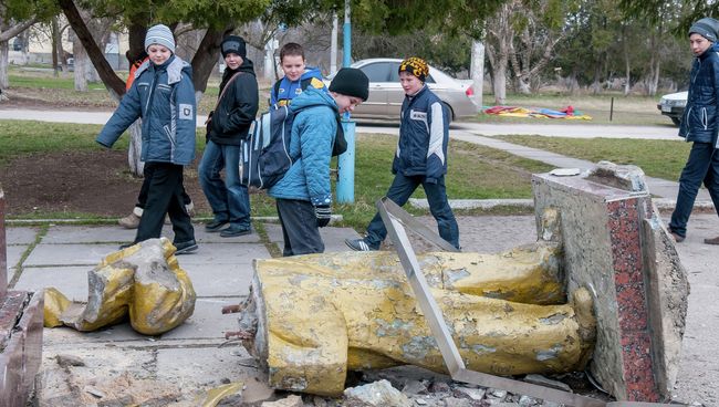 Неизвестные свалили с пьедестала памятник Ленину в поселке Зуя Белогорского района Крыма Неизвестные свалили с пьедестала памятник Ленину в поселке Зуя Белогорского района Крыма