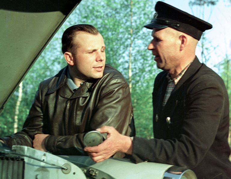 Летчик-космонавт СССР Юрий Алексеевич Гагарин Летчик-космонавт СССР Юрий Алексеевич Гагарин