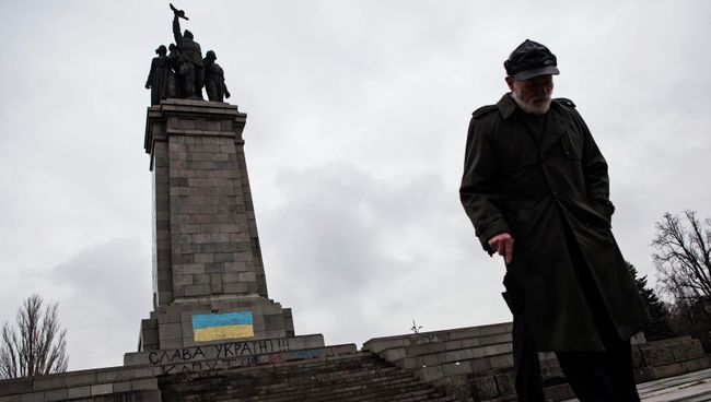 Памятник Советской армии в центре Софии, разрисованный в сине-желтые цвета украинского флага Памятник Советской армии в центре Софии, разрисованный в сине-желтые цвета украинского флага