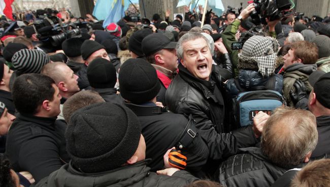 Митинг у здания Верховного совета Крыма Митинг у здания Верховного совета Крыма