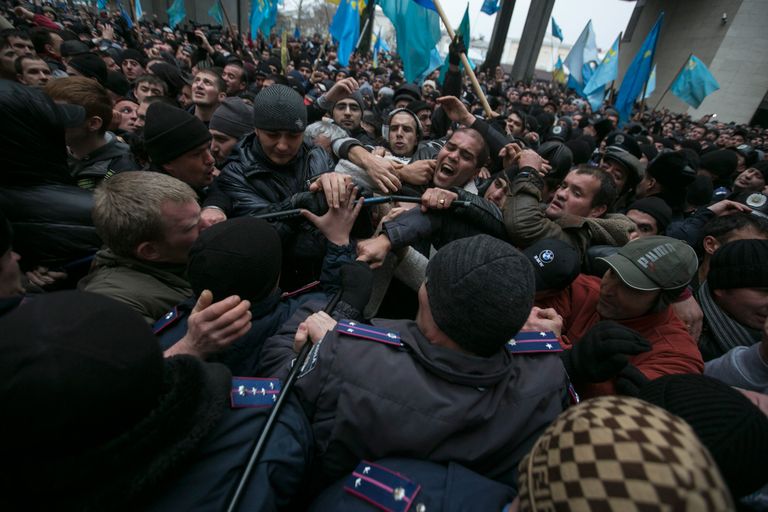 Участники митинга у здания Верховного совета Крыма в Симферополе.