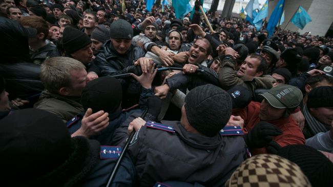 Участники митинга у здания Верховного совета Крыма в Симферополе.