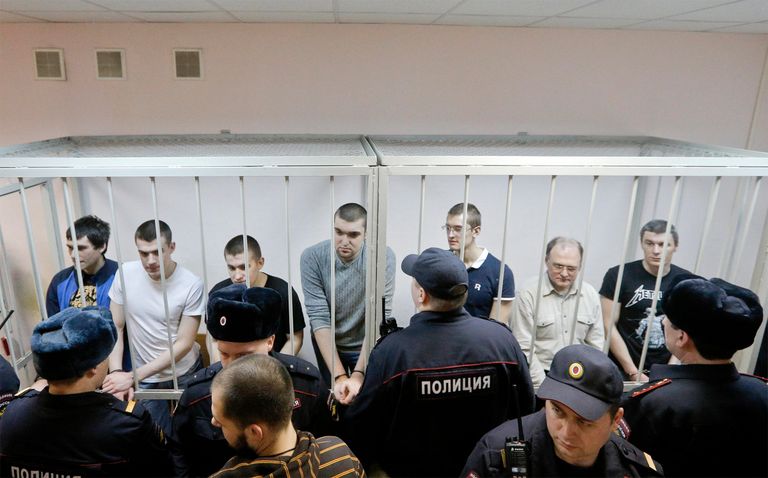 Обвиняемые по делу о беспорядках на Болотной площади 6 мая 2012 года в зале заседаний Замоскворецкого суда Москвы во время оглашения приговора.