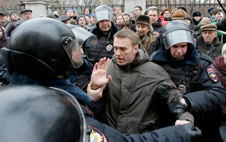 Сотрудники полиции задерживают политика Алексея Навального у здания Замоскворецкого суда Москвы
